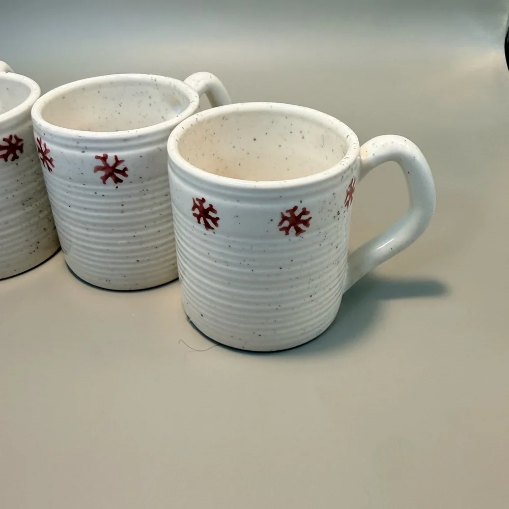 Set 4/ 1999 Hearst Communication Enesco Vintage Snow Flake Mugs Collectables